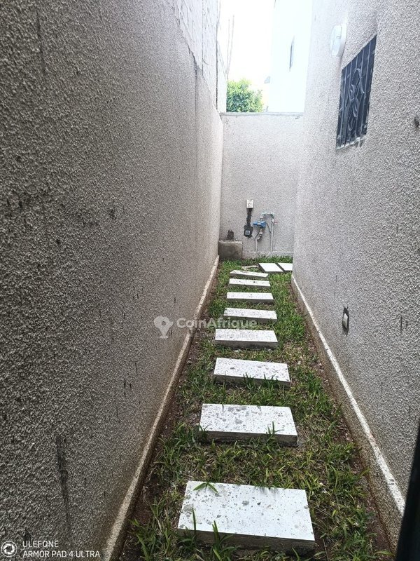 Villa duplex de 4 pièces avec jardin et garage double à Fidjrossè