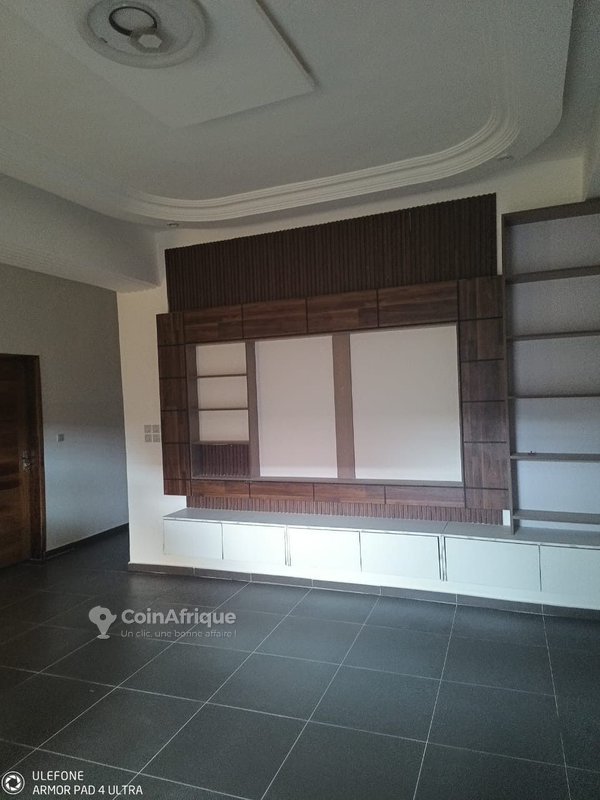 Villa duplex de 4 pièces avec jardin et garage double à Fidjrossè