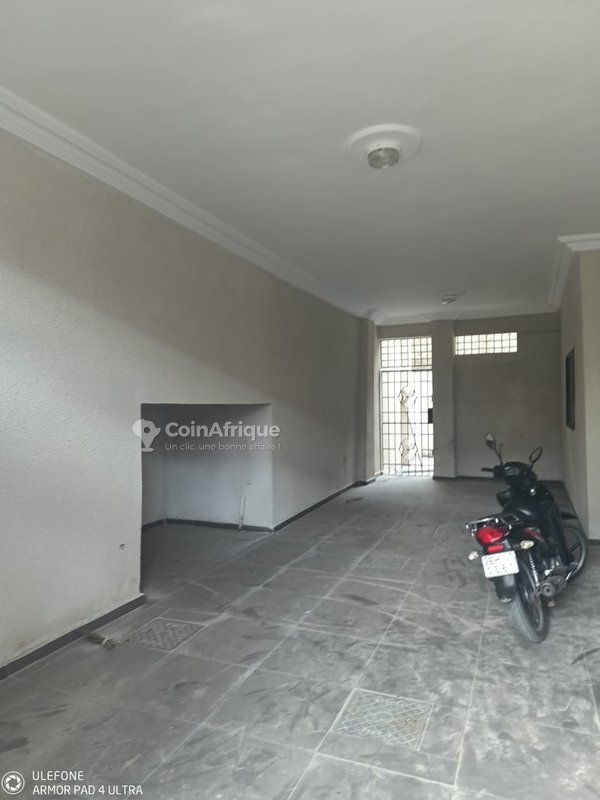 Villa duplex de 4 pièces avec jardin et garage double à Fidjrossè