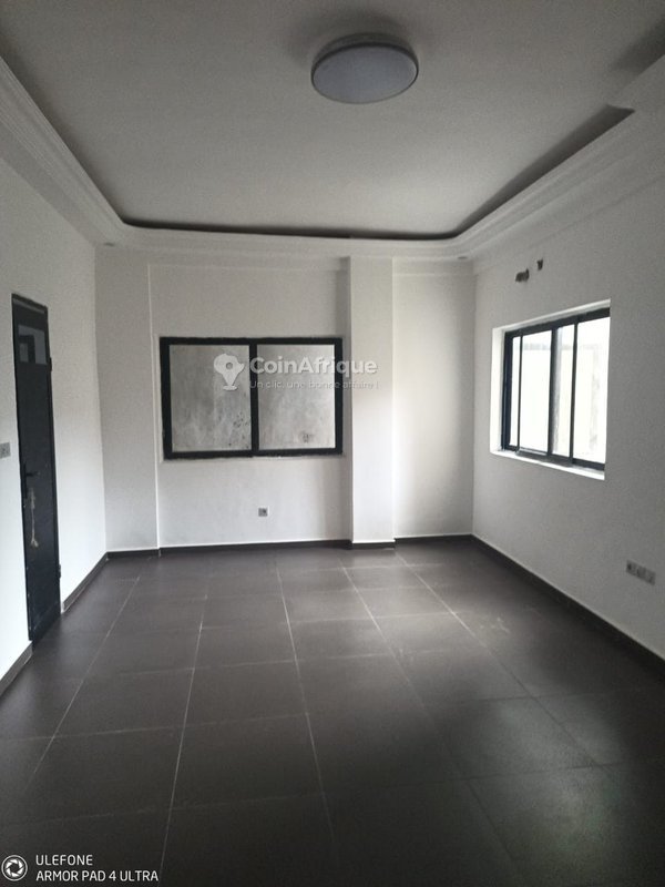 Villa duplex de 4 pièces avec jardin et garage double à Fidjrossè