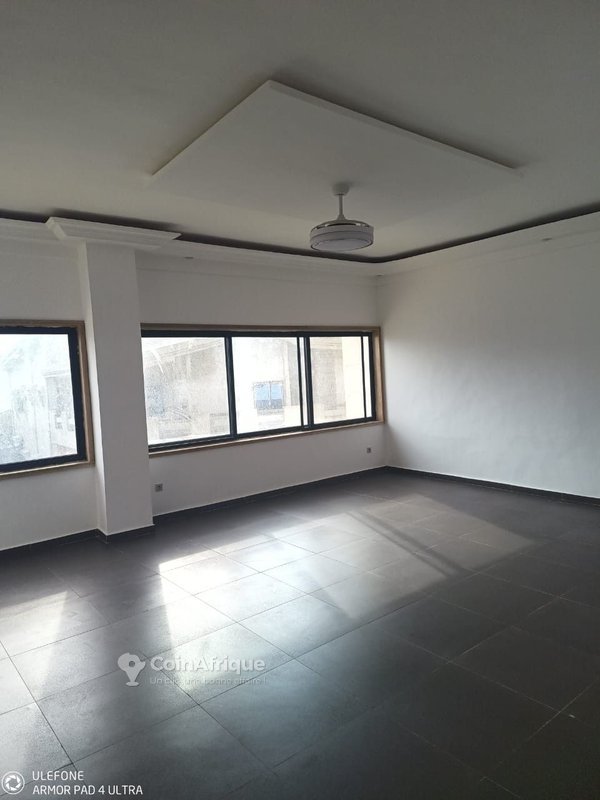 Villa duplex de 4 pièces avec jardin et garage double à Fidjrossè