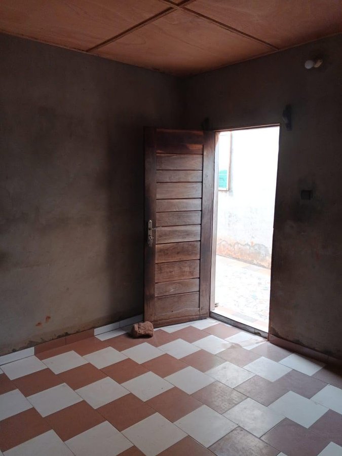 Chambre salon avec terrasse et arrière-cour sécurisée