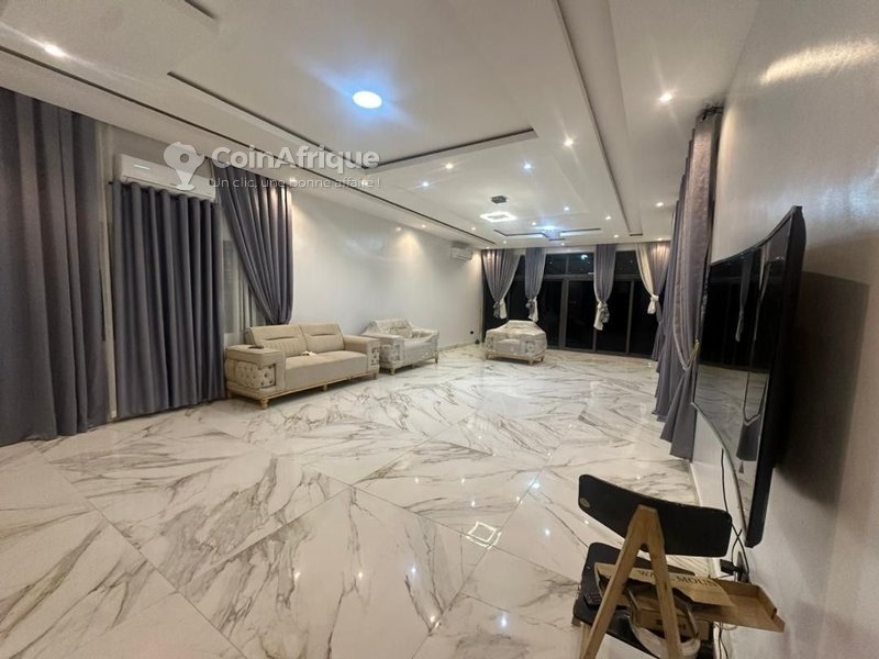 Villa luxueuse de 6 pièces avec piscine et jardin spacieux