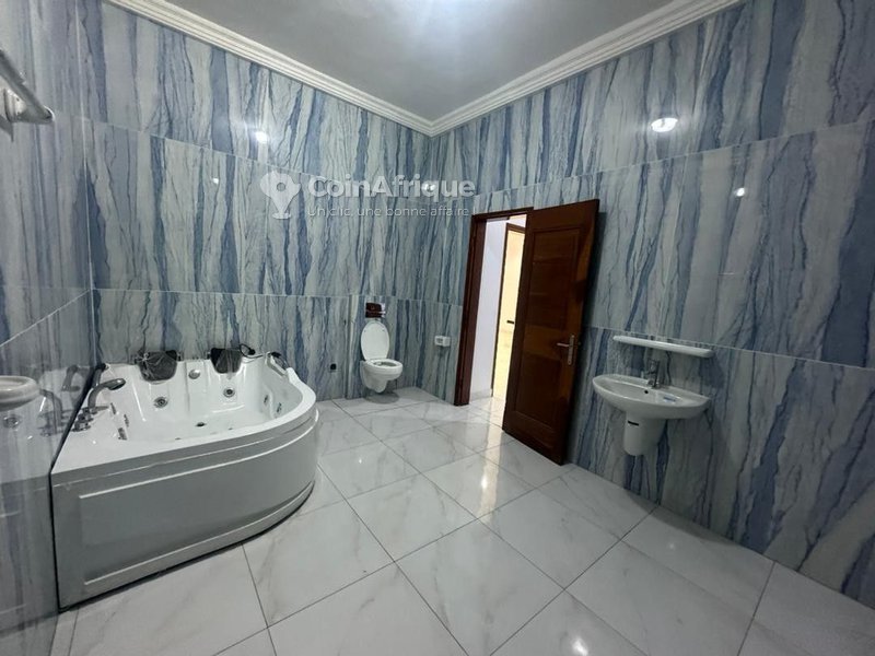 Villa luxueuse de 6 pièces avec piscine et jardin spacieux