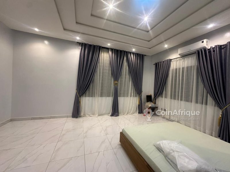 Villa luxueuse de 6 pièces avec piscine et jardin spacieux