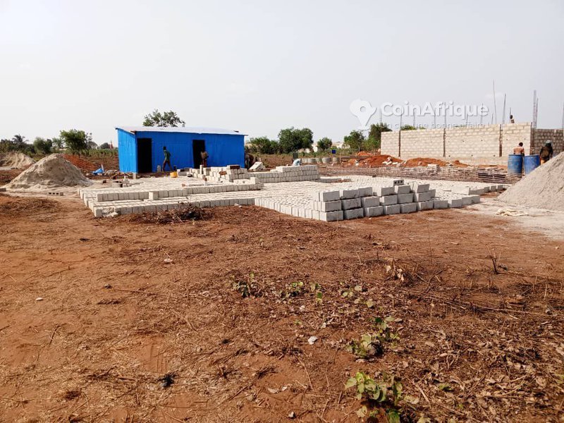 Terrain viabilisé de 350 m² avec titre foncier sécurisé – Idéal pour investissement immobilier