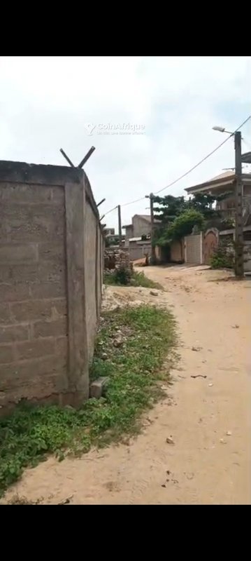 Terrain clôturé de 591 m² avec attestation de recasement et permis d'habiter