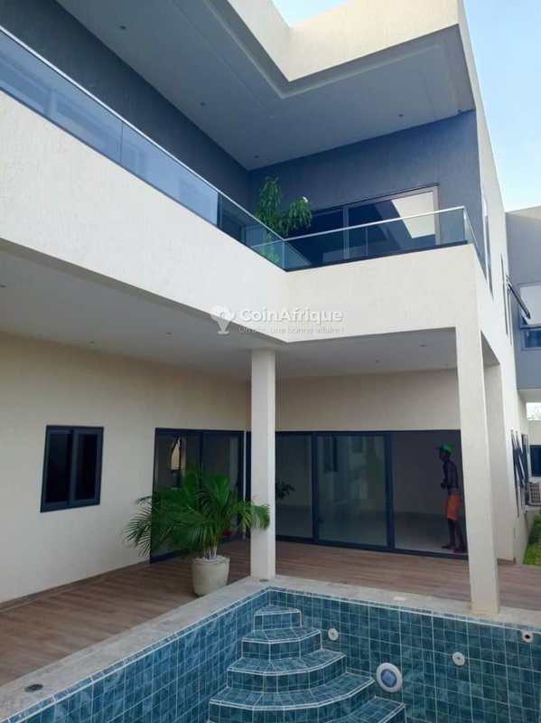 Villa luxueuse R+1 avec piscine et dépendance - 4 pièces