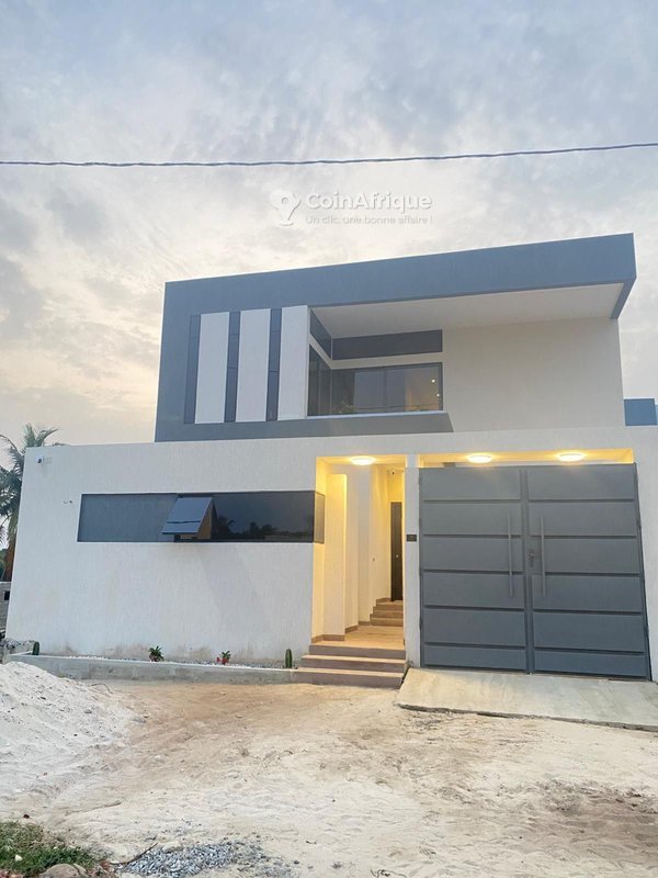 Villa luxueuse R+1 avec piscine et dépendance - 4 pièces