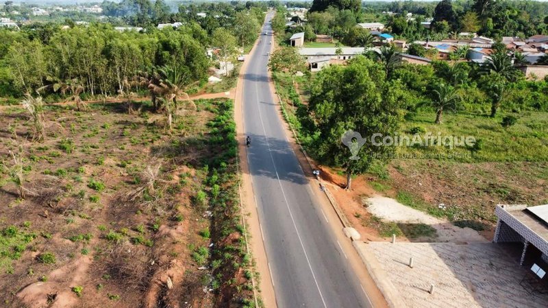 Terrain spacieux de 11 000 m² avec titre foncier personnel en bordure de route goudronnée