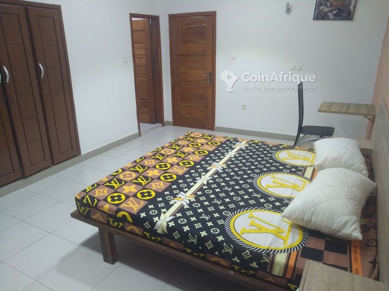 Location d'un trois chambres-salon meublé