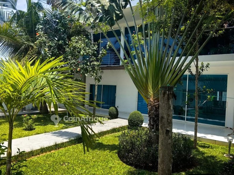 Villa luxueuse de 4 pièces avec jardin et sécurité renforcée en duplex