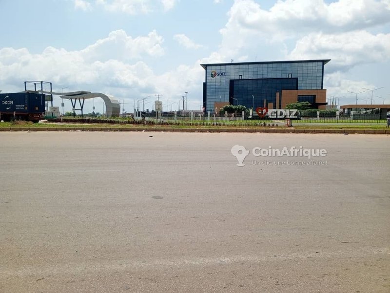 Terrain de 450 m² électrifié avec accès facile et dossier TF disponible