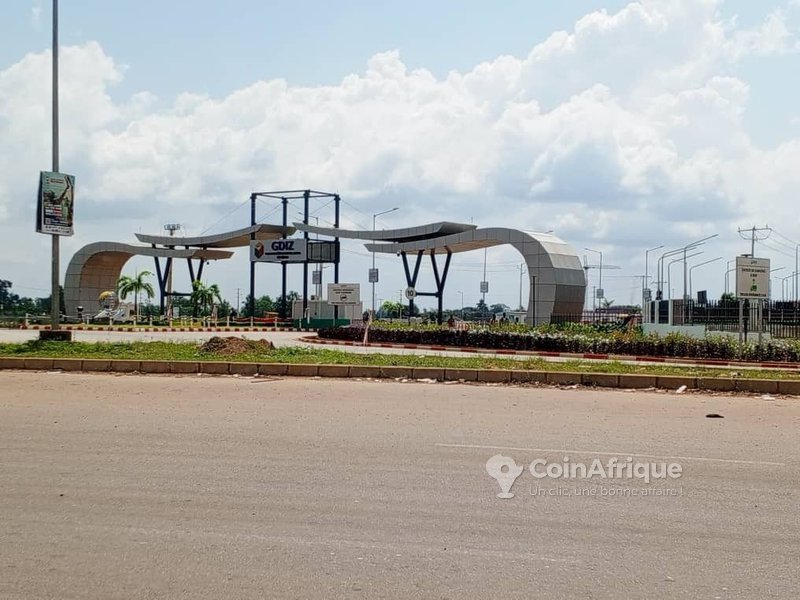 Terrain de 450 m² électrifié avec accès facile et dossier TF disponible