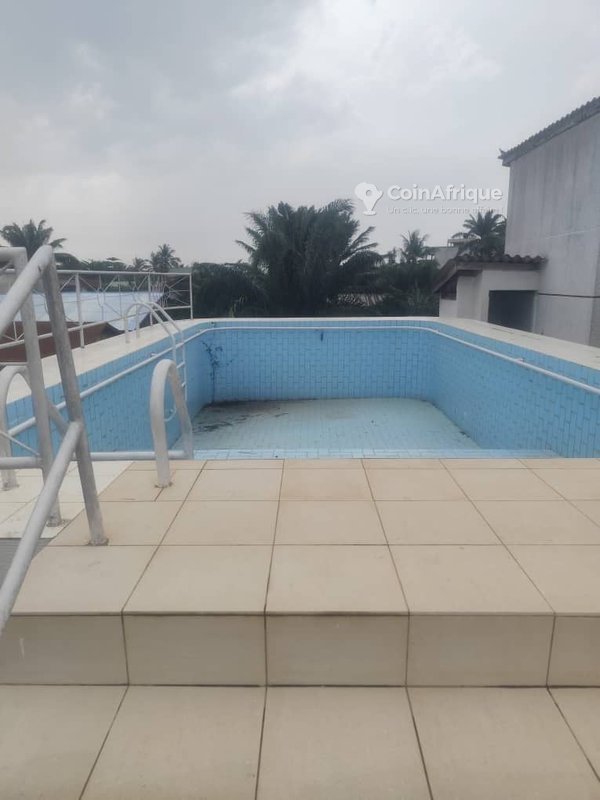 Villa luxueuse de 7 pièces avec piscine et paillote