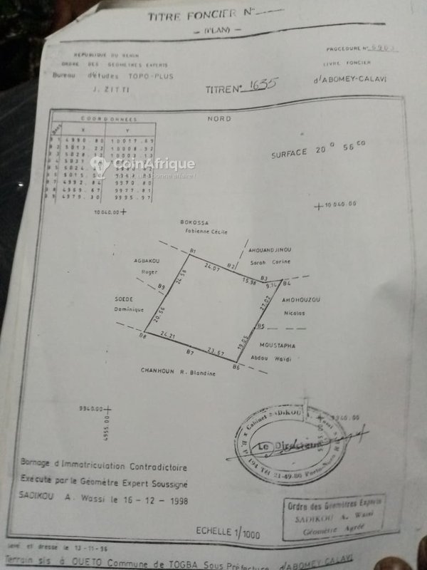 Terrain constructible de 500 m² avec titre foncier - Emplacement stratégique en angle de rue