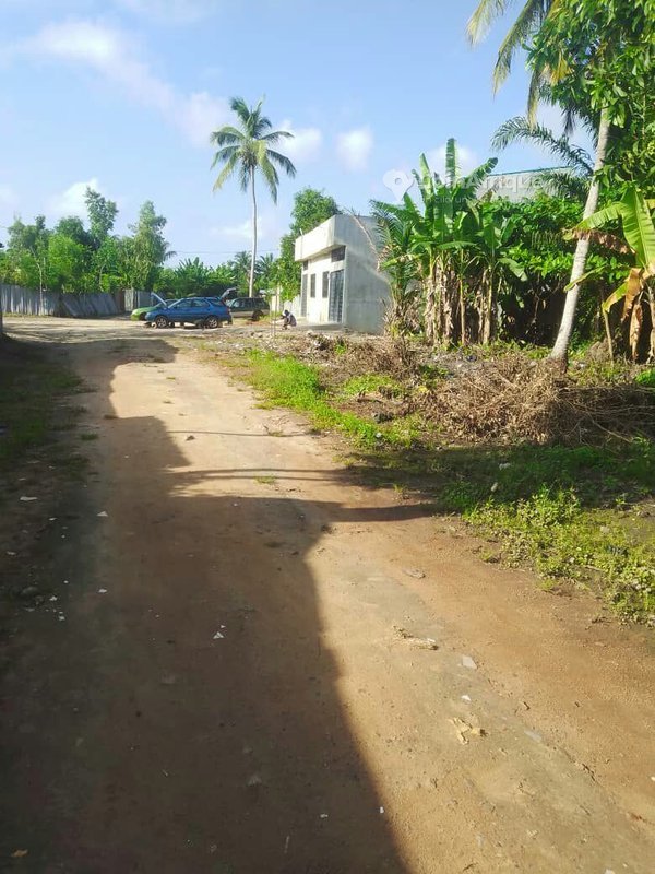 Terrain spacieux de 350 m² idéalement situé près des axes routiers