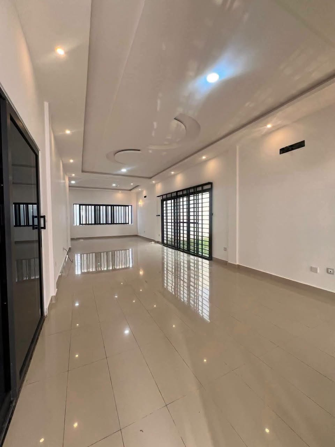 Villa luxueuse de 4 chambres avec sécurité privée et espaces verts