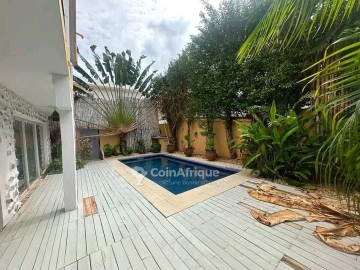 Villa luxueuse de 8 pièces avec piscine privée et cadre prestigieux