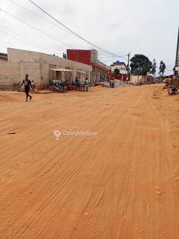 Terrain de 350 m² avec titre foncier sécurisé et accès privilégié
