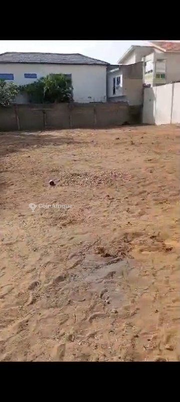 Terrain clôturé de 831 m² avec titre foncier personnel