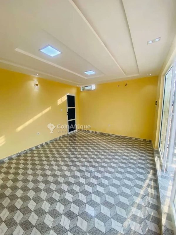 Magasin spacieux avec sanitaires et sécurité optimale en bordure de route principale