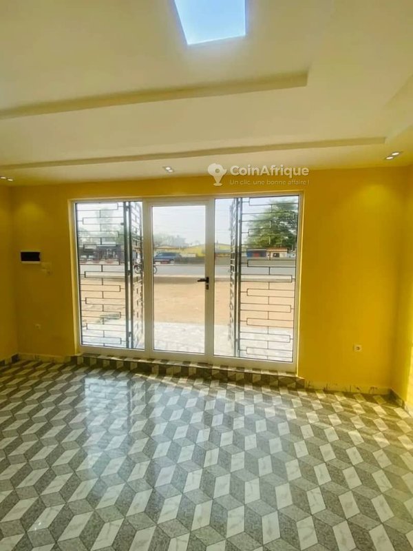 Magasin spacieux avec sanitaires et sécurité optimale en bordure de route principale