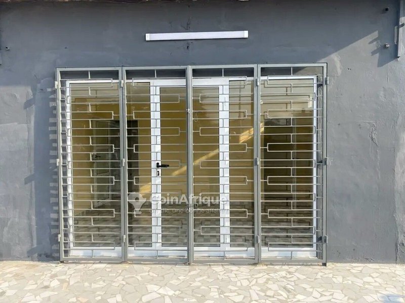 Magasin spacieux avec sanitaires et sécurité optimale en bordure de route principale