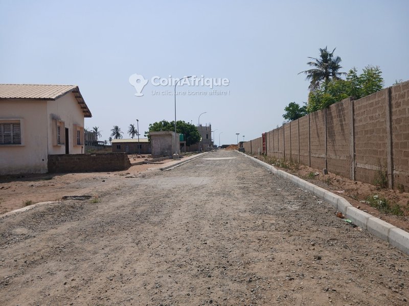 Terrain premium de 678 m² avec titre foncier personnel et parcelles clôturées