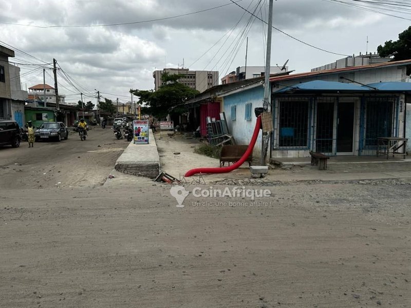 Terrain en angle de rue avec permis d'habiter et documents légaux complets – Idéal pour projet commercial ou siège