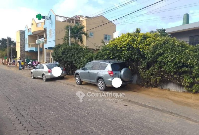 Terrain spacieux de 972 m² avec titre foncier personnel et accès direct au goudron inter-État