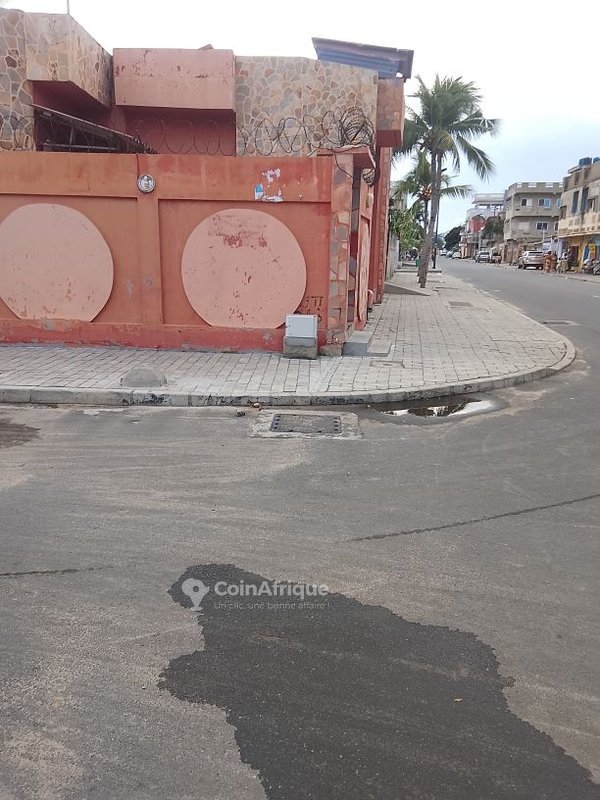 Villa basse spacieuse avec paillote en angle de rue