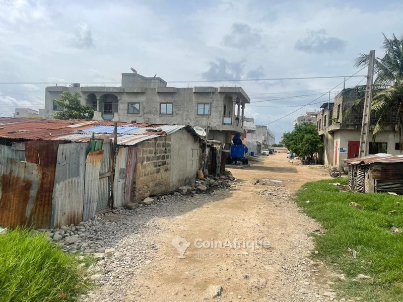 Terrain constructible idéal pour projet immobilier avec grande superficie et emplacement stratégique