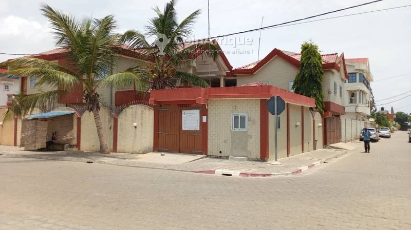 Villa luxueuse de 8 pièces en duplex avec accès direct à la plage