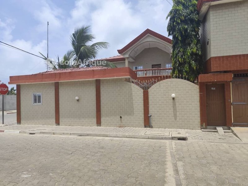 Villa luxueuse de 8 pièces en duplex avec accès direct à la plage