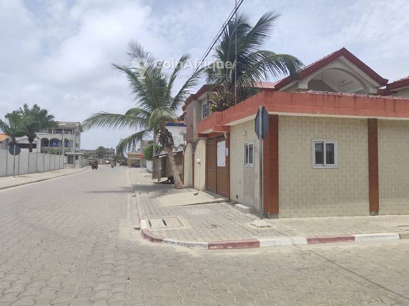 Villa luxueuse de 8 pièces en duplex avec accès direct à la plage