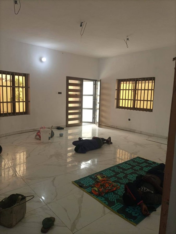 Appartement lumineux de 2 pièces avec sécurité et garage privé