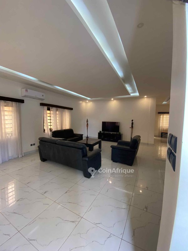 Appartement meublé de 4 pièces avec accès goudronné et proche des commodités