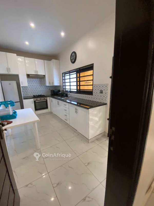 Appartement meublé de 4 pièces avec accès goudronné et proche des commodités