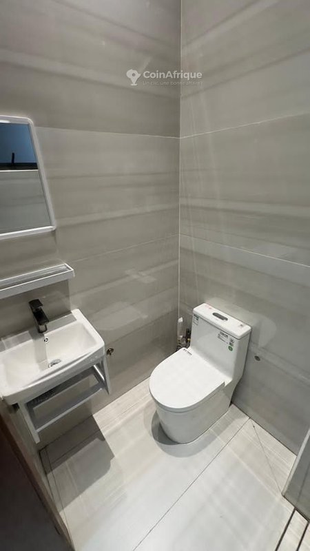 Appartement meublé de 2 pièces avec climatisation et arrière-cour spacieuse