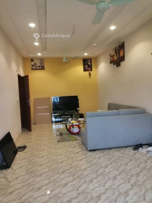 Appartement meublé de 2 pièces avec climatisation et arrière-cour spacieuse