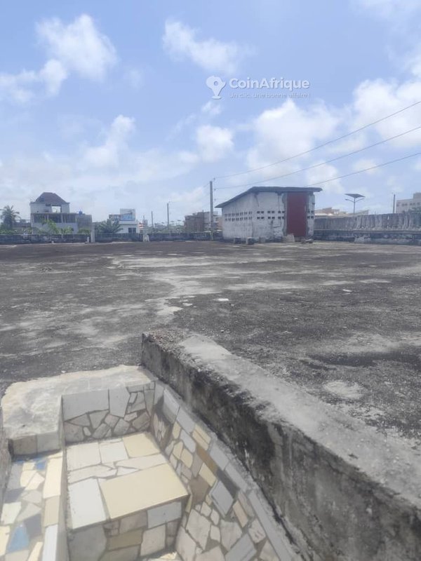 Terrain spacieux de 500 m² en vente avec emplacement stratégique