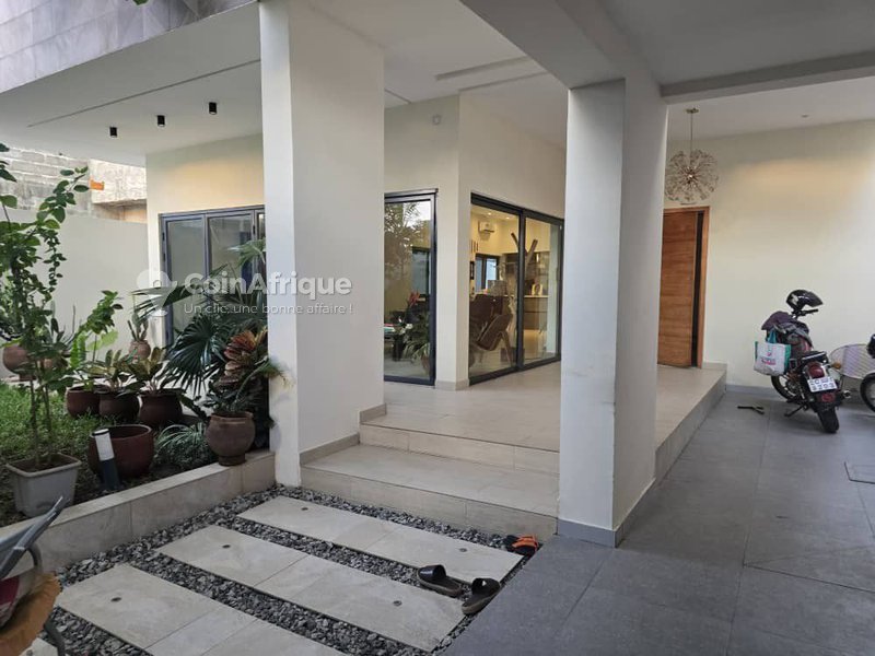 Villa Triplex Moderne de 4 Pièces avec Jardin et Sécurité Renforcée