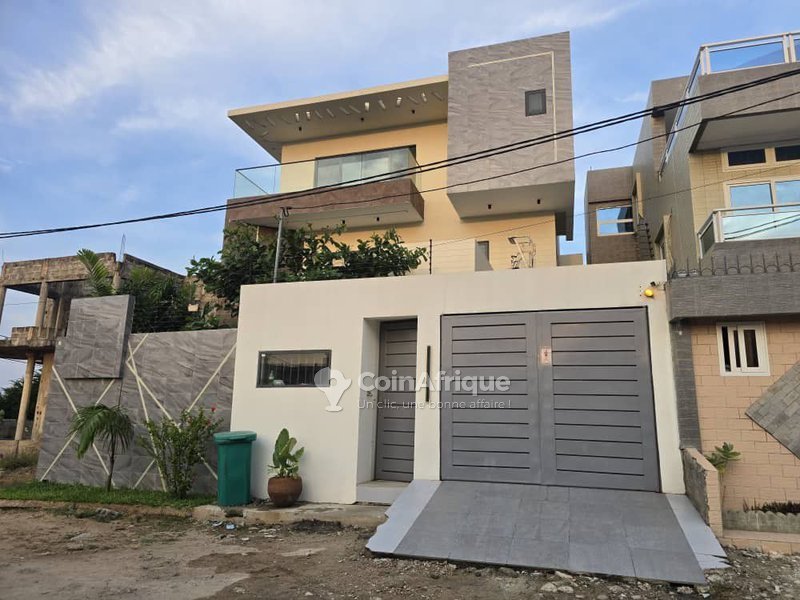 Villa Triplex Moderne de 4 Pièces avec Jardin et Sécurité Renforcée