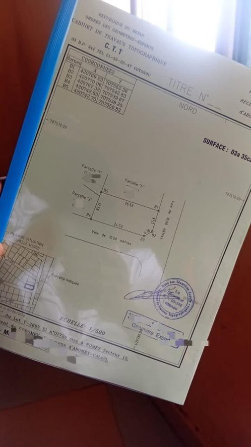 Terrain en angle de rue avec documents complets et domaine clôturé