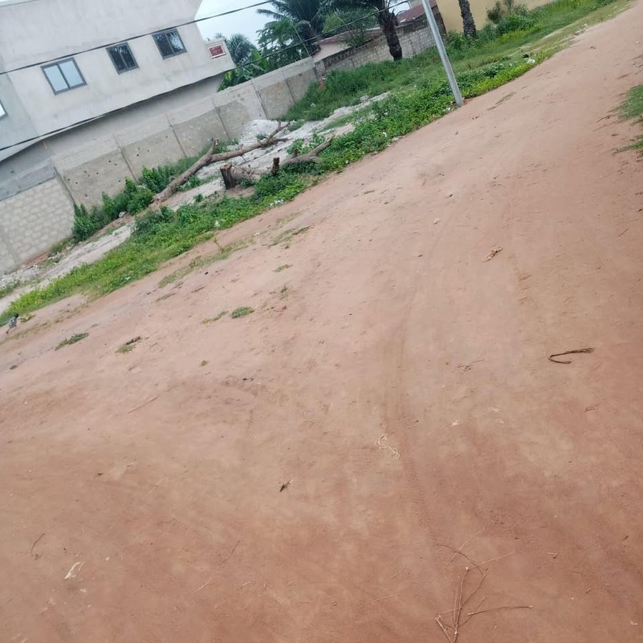 Terrain en angle de rue avec documents complets et domaine clôturé
