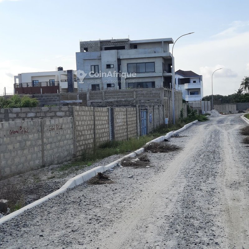 Terrain exceptionnel de 706 m² avec titre foncier et parcelles clôturées