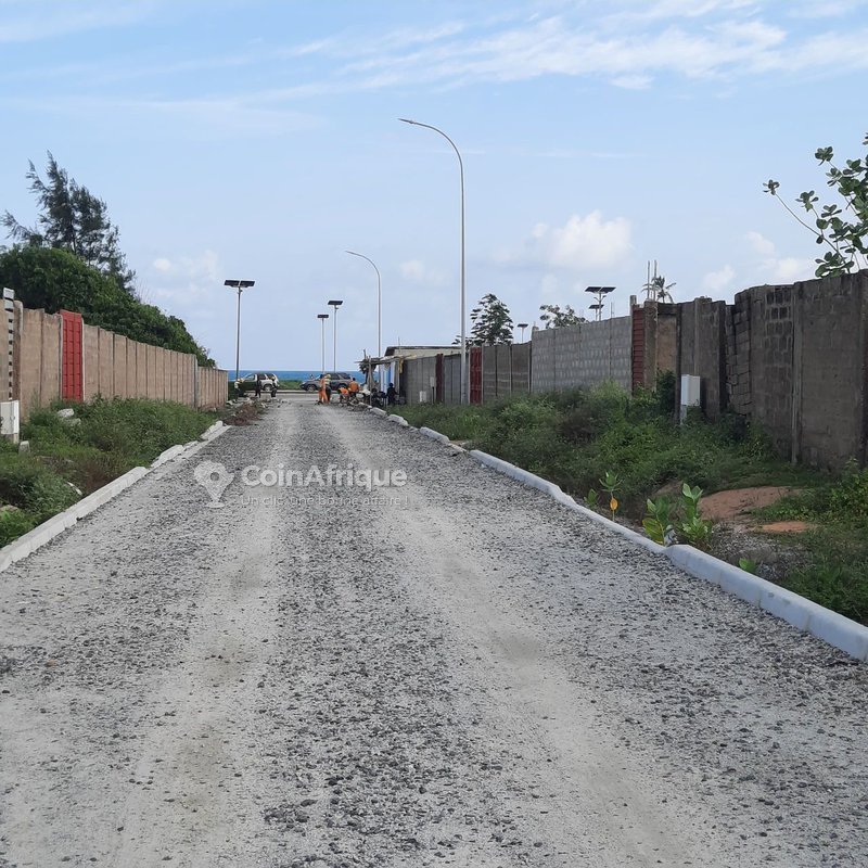 Terrain exceptionnel de 706 m² avec titre foncier et parcelles clôturées