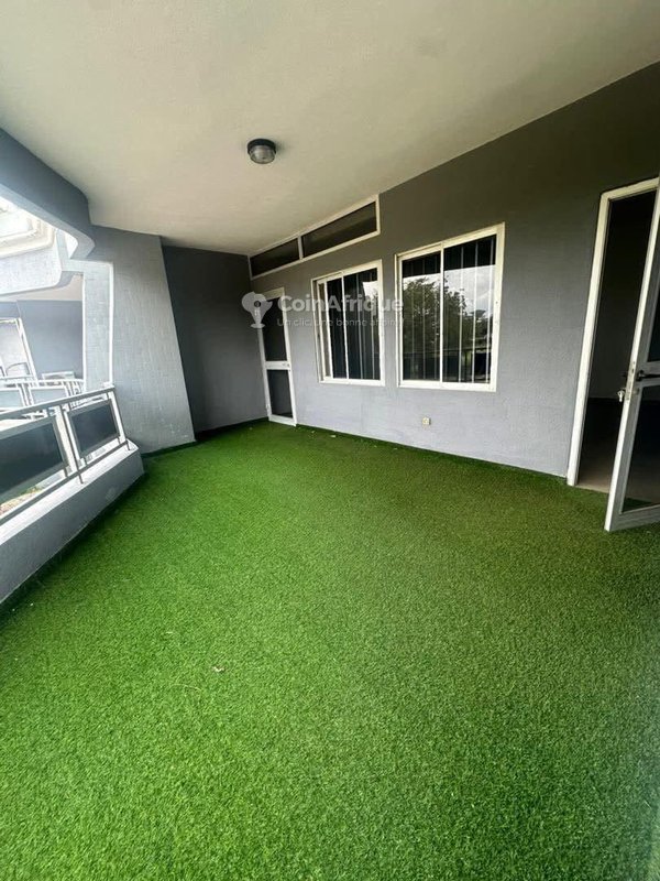 Villa duplex de 6 pièces avec titre foncier et jardin spacieux