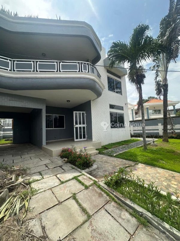Villa duplex de 6 pièces avec titre foncier et jardin spacieux